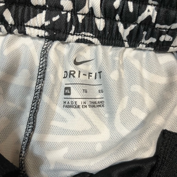 Nike basketball shorts - Picture 3 of 3